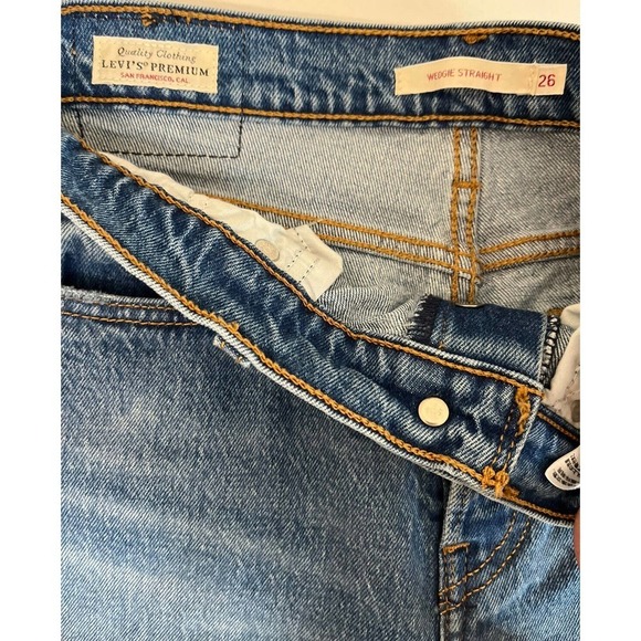 Levi's High-Rise Wedgie Straight Cropped Jeans Size 26x26 Med Wash - Picture 4 of 10